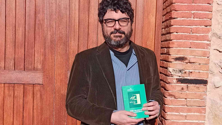 L'autor de l'assaig, Ricard Chulià, a la vella estació de tren de Muro d'Alcoi| EL TEMPS