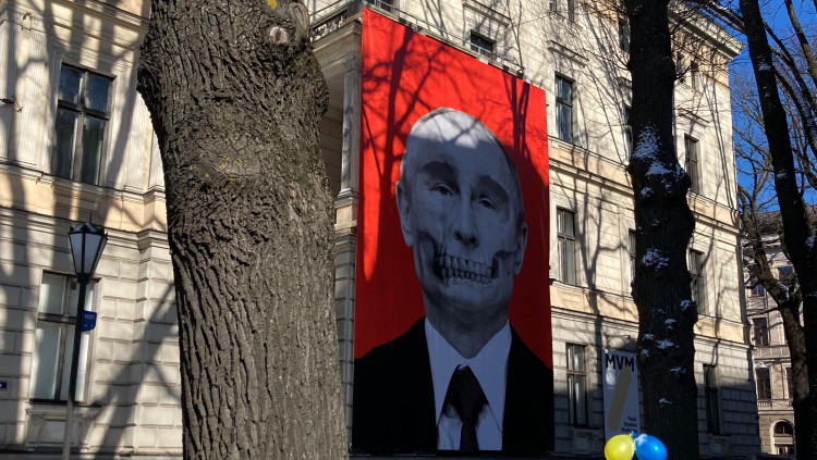 Cartell a la façana del Museu d’Història Mèdica de Riga. El 2022 el Govern de Letònia va endurir la legislació contra els seus habitants russòfons. Europa Press