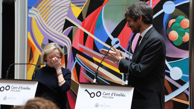 La filla del poeta, Carmen Andrés, i el ministre de Cultura, Ernest Urtasun, a l'Octubre Centre de Cultura Contemporània| ACPV