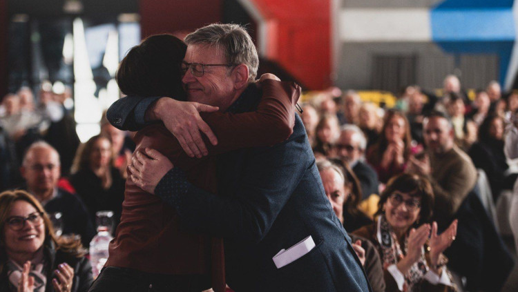 Ximo Puig i Diana Morant s’abracen davant el més de mig miler de delegats presents al congrés extraordinari del PSPV a Benicàssim.. Europa Press