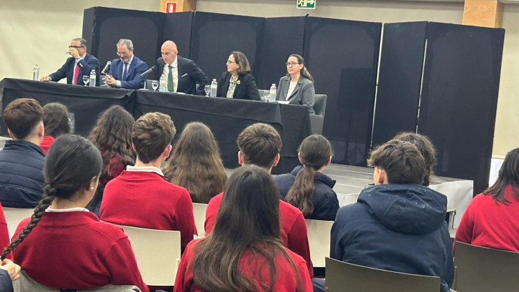 L'acte s'ha celebrat aquest dimarts amb la presència d'una setantena d'escolars d'un col·legi concertat de València. EL TEMPS