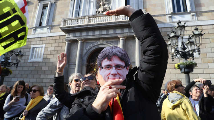 Manifestants a les portes del Parlament. Efe