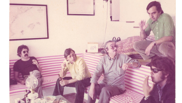 Quico Pi de la Serra, Raimon, Joan Fuster, Andreu Alfaro i Màrius García Bonafé, a Xàbia, el 1974.. Espai Joan Fuster