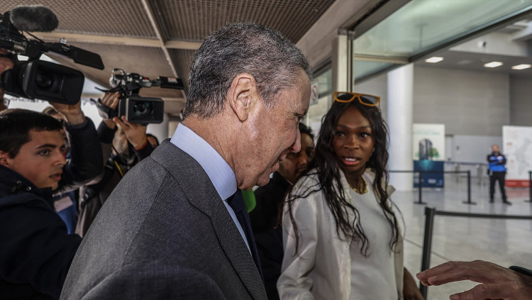 L'expresident valencià, Eduardo Zaplana, en el moment que una persona li expressa empipada que ha de fer cua per accedir a la Ciutat de la Justícia| Europa Press/Rober Solsona