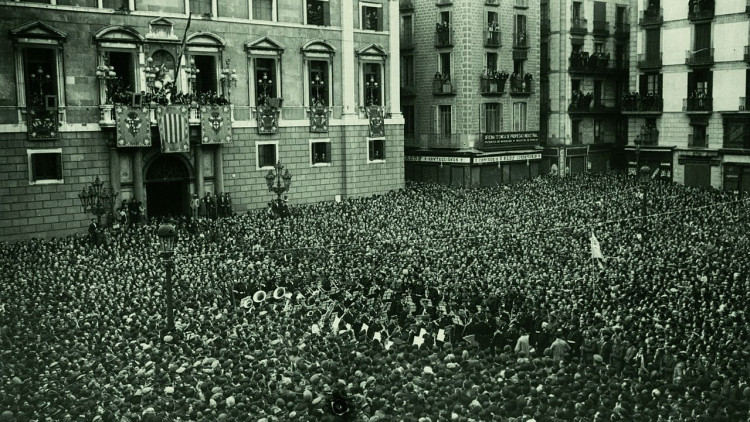 Proclamació de la República, plaça de Sant Jaume, 1931.
