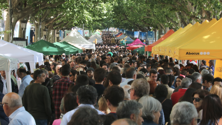 Sant Jordi de 2023 a la Rambla Ferran de Lleida. Ignasi Gómez (ACN)