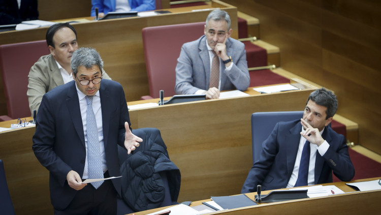El vicepresident valencià, Vicente Barrera, a Les Corts al costat del president Carlos Mazón. Europa Press