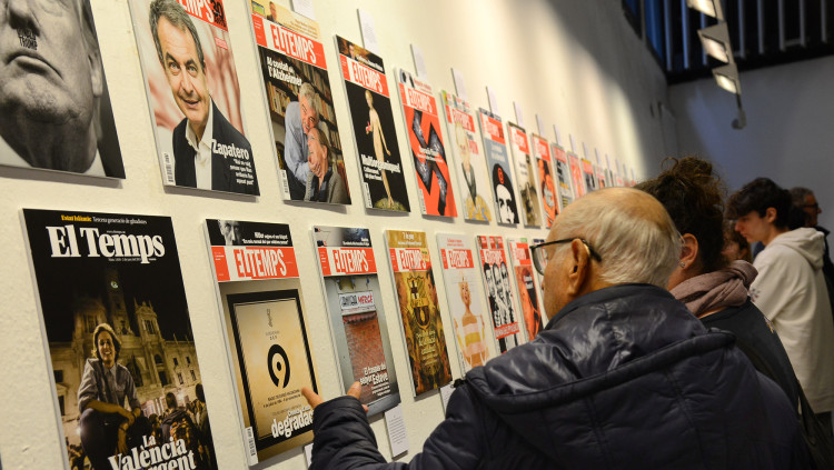 Els assistents a la inauguració de l'exposicó consulten la selecció de les millors portades de quaranta anys de periodisme en llengua pròpia| Prats i Camps