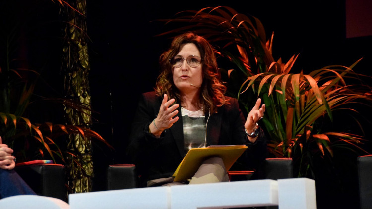 La vicepresidenta catalana, Laura Vilagrà, en l'acte d'Acció Cultural d'homenatge al poeta Vicent Andrés Estellés