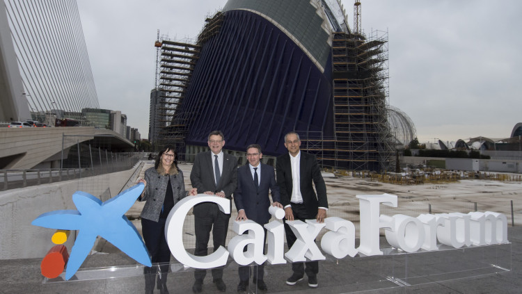 La directora general adjunta de la Fundació Bancària ”la Caixa”, Elisa Durán; el president de la Generalitat Valenciana, Ximo Puig; i el director general de la Fundació Bancària ”la Caixa”, Jaume Giró. CaixaBank