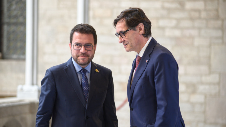 El president de la Generalitat, Pere Aragonès, amb el líder de l'oposició Salvador Illa. Europa Press