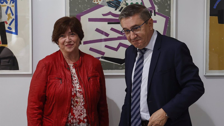 La presidenta de l'AVL, Verònica Cantó, junt amb José Antonio Rovira, conseller d'Educació| Europa Press