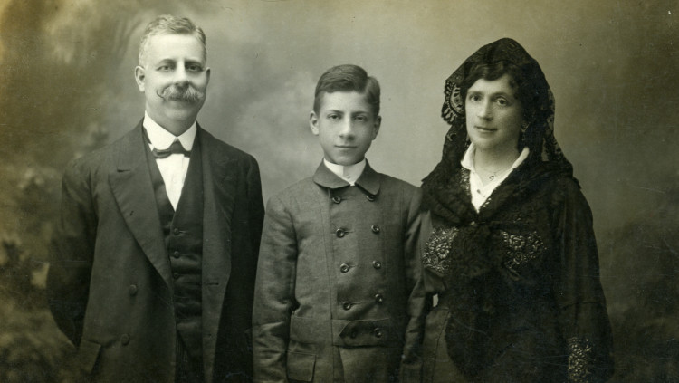 Luís Bru i Salelles (esquerra), el seu fill, Lluís Bru Masipó, i Josepa Masipó. Fotograf E. Puig (Barcelona). AMEL. FONS TALLER LLUÍS BRU. CEDIDA PER ROSER BRÚ BOU