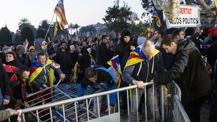 Manifestants davant del Parlament el 27 de gener. Efe