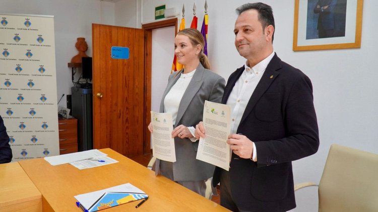 Llorenç Córdoba, president del Consell de Formentera, amb la presidenta balear Marga Prohens. Europa Press