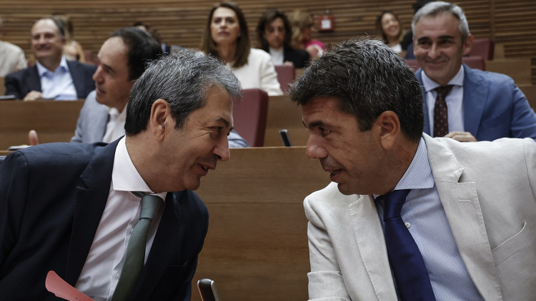Vicente Barrera i Carlos Mazón, durant un plenari de les Corts Valencianes.. Europa Press