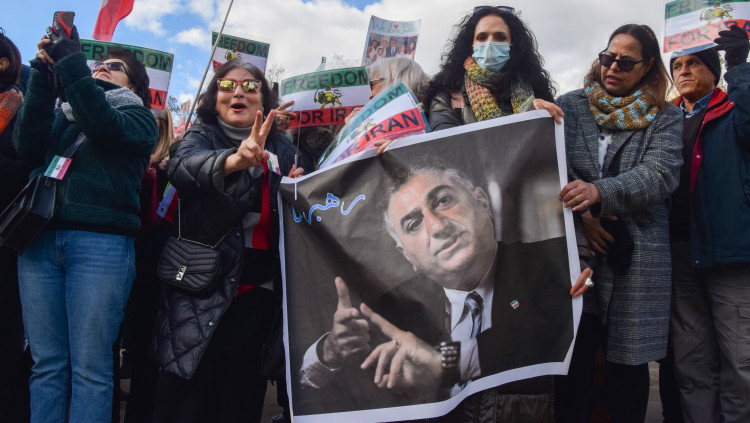 Manifestants amb una imatge de Reza Pahlavi, el fill de l'últim xa de l'Iran. Europa Press