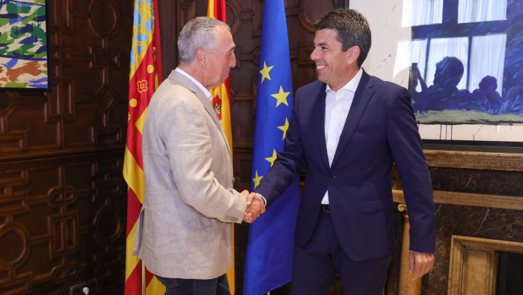 El síndic de Compromís a les Corts Valencianes, Joan Baldoví, i el cap del Consell, Carlos Mazón, en la seua trobada d'aquest divendres al palau de la Generalitat Valenciana| GVA