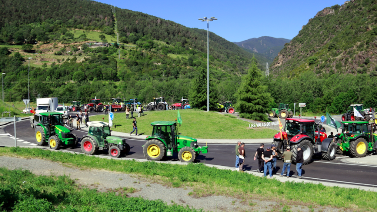Tractors tallen una rotonda a la Seu d'Urgell. ACN