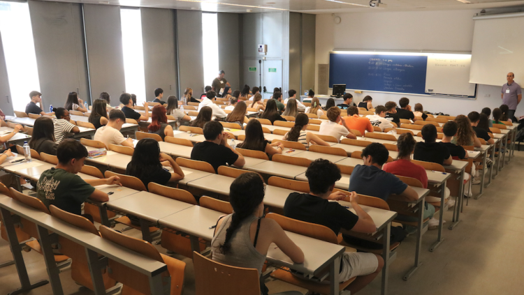 Estudiants abans de començar el primer exàmen de la selectivitat a Lleida.. Ignasi Gómez (ACN)