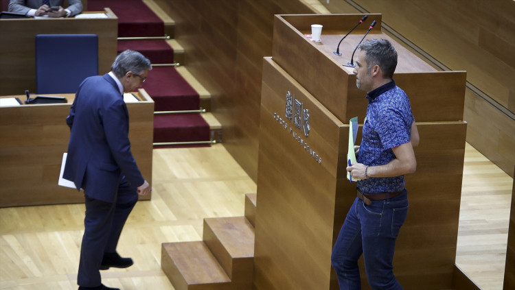 El conseller d'Educació, José Antonio Rovira, i el diputat de Compromís, Gerard Fullana, a les Corts Valencianes| José Cuéllar/Corts Valencianes