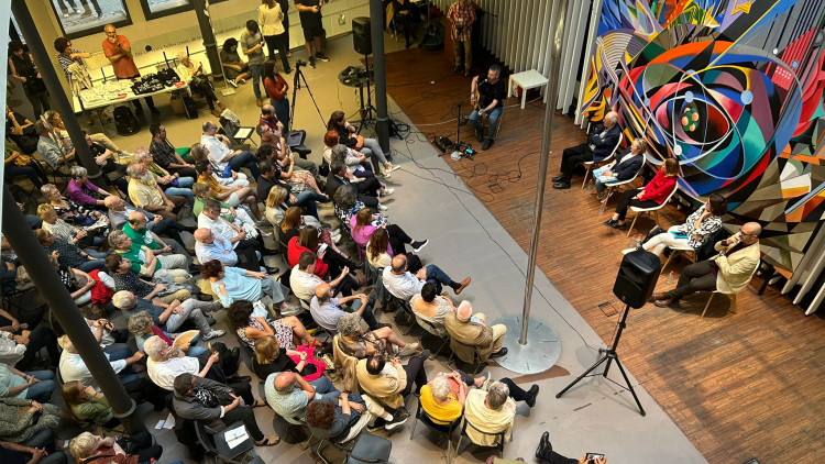 Estampa d'un acte sobre Vicent Andrés Estellés a l'Octubre Centre de Cultura Contemporània de València| EL TEMPS