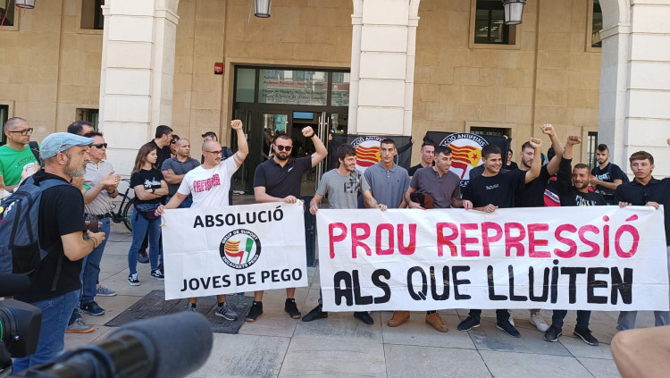 Els joves de Pego a l'eixida del judici a l'Audiència d'Alacant