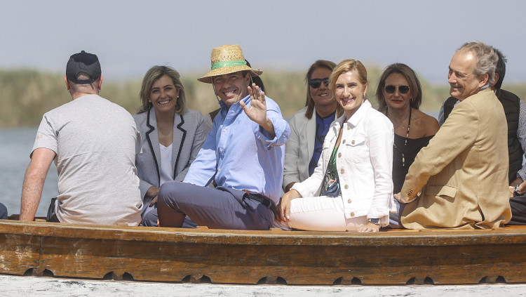 Els membres del Govern valencià, encapçalats per Carlos Mazón, en una visita recent al parc natural de l’Albufera, on van celebrar una reunió del Consell.. Europa Press
