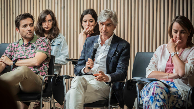 L'exconseller de Salut Josep Maria Argimon entre els assistents a les jornades sobre cures. Congrés de Cultura Catalana