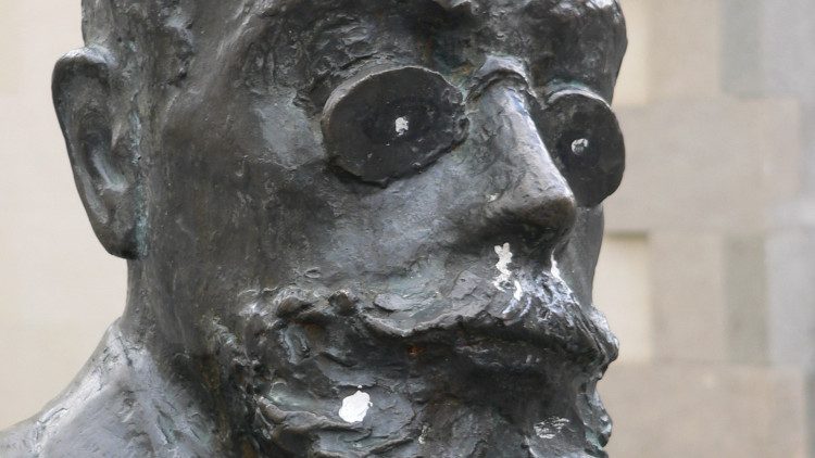 Detall del monument a Àngel Guimerà instal·lat a la plaça de Sant Josep Oriol de Barcelona.