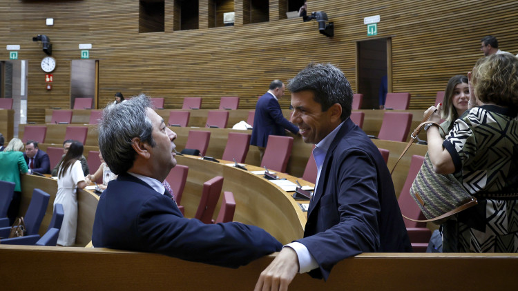 El vicepresident de la Generalitat Valenciana i el conseller de Cultura, Vicente Barrera (Vox), amb el president de la Generalitat Valenciana, Carlos Mazón (PP)| Corts Valencianes