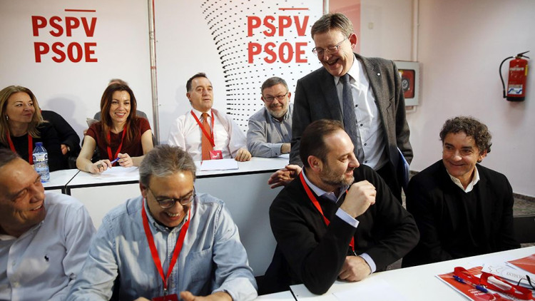 Ximo Puig colpeja l'esquena de José Luis Ábalos durant un comitè nacional del PSPV-PSOE del 2 de febrer de 2007.