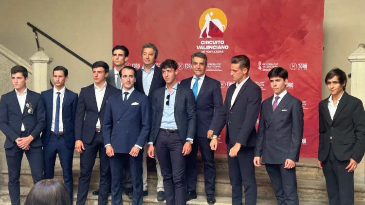 Vicente Barrera, acompanyat dels toreros que participaran en el I Circuit de Jonegades de la Comunitat Valenciana
