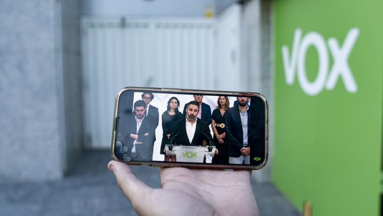 Una imatge, a través d’un telèfon mòbil, de la compareixença en què Santiago Abascal ha comunicat que Vox abandona tots els governs autonòmics.. Europa Press