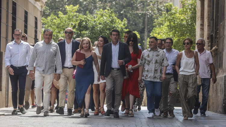 Els principals membres d’Ens Uneix acudeixen, ara fa un any, al ple de la Diputació de València que va investir president el popular Vicent Mompó. En la primera fila, d'esquerra a dreta, Juan Pablo Úbeda, Jordi Vila, Ricard Gallego, Natalia Enguix, Jorge Rodríguez, Óscar Borrell, Joan Sanchis i María Cortés.. Europa Press