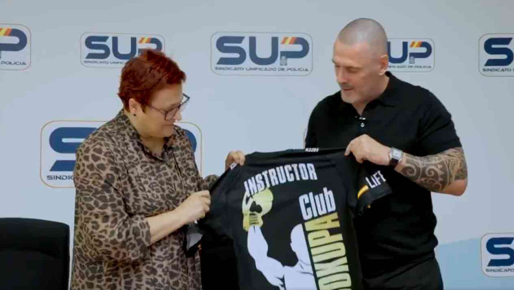 Monica Gracia, dirigent del SUP, amb l'ultra Daniel Esteve, de Desokupa| EL TEMPS