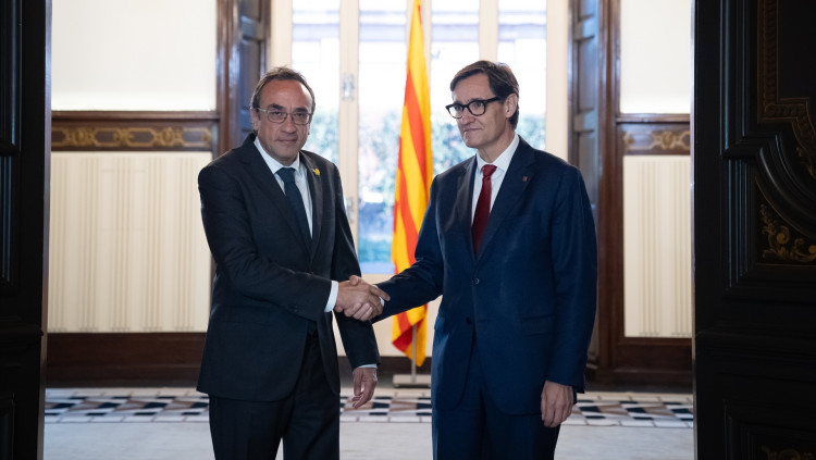 El president del Parlament de Catalunya, Josep Rull, i el candidat del PSC, Salvador Illa| Europa Press