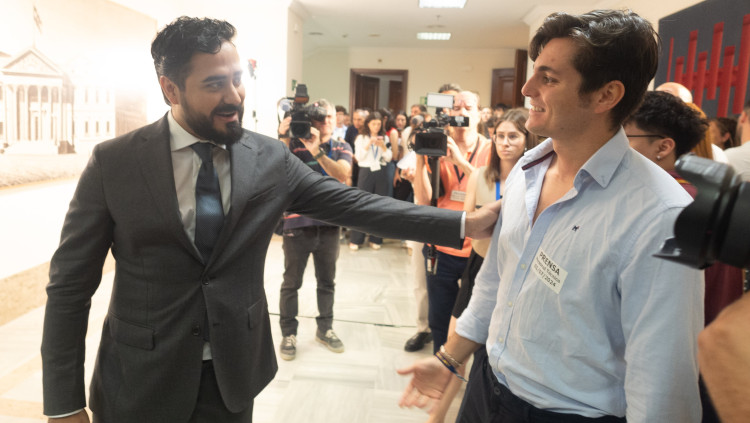 L'eurodiputat i agitador ultra Alvise Pérez saluda el propagandista Vito Quiles al Congrés dels Diputats. Europa Press