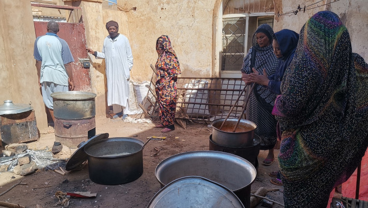 Segons el Programa Mundial dels Aliments, el Sudan pateix la crisi de fam més greu de l’actualitat. Centenars de menjadors socials reparteixen àpats a Omdurman i Khartum per pal·liar la manca d’aliments.. Europa Press