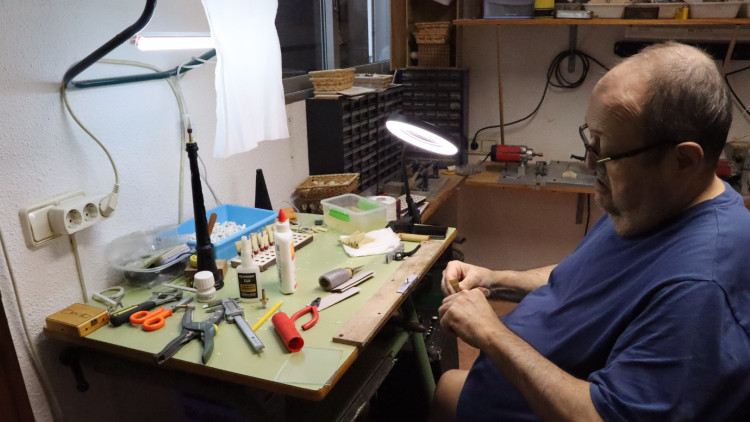 Miquel Claramunt al seu taller d’elaboració de canyes de dolçaina| Moisés Pérez. 