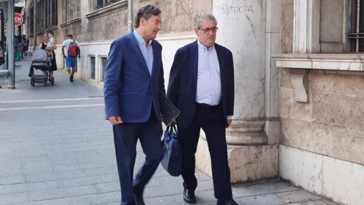 L'expresident de l'Autoritat Portuària Balear, Joan Gual de Torrella, entra als juitjats amb el seu advocat. Europa Press