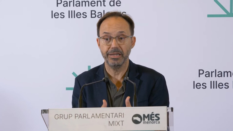 El portaveu de Més per Menorca, Pep Castells, en roda de premsa. Europa Press