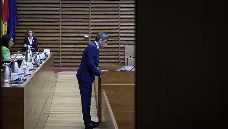 Carlos Mazón, fotografiat des de fora de l’hemicicle en el debat de política general del 18 de setembre. Darrere seu, Llanos Massó, presidenta de les Corts, de Vox. José Cuellar / Corts Valencianes