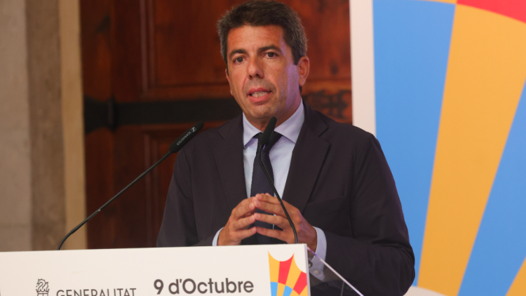 Carlos Mazón, dilluns passat, durant l'anunci de l'expedició automàtica dels títols de C-1 de valencià. GENERALITAT VALENCIANA