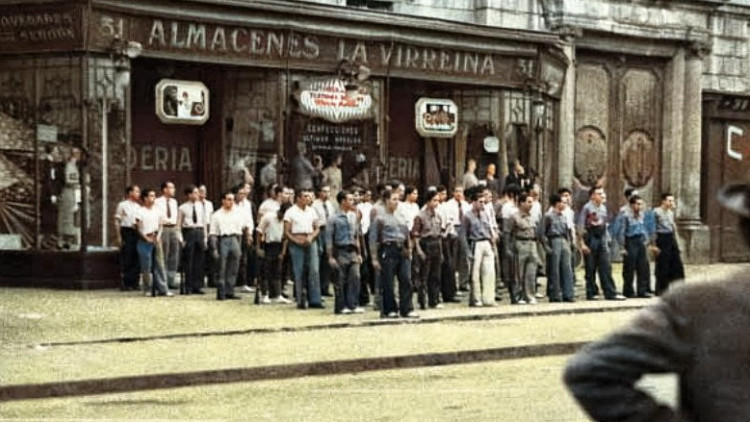 Militants del separatisme, amb els uniformes de treball, formant a la Rambla durant la revolució del 6 d'octubre de 1934.