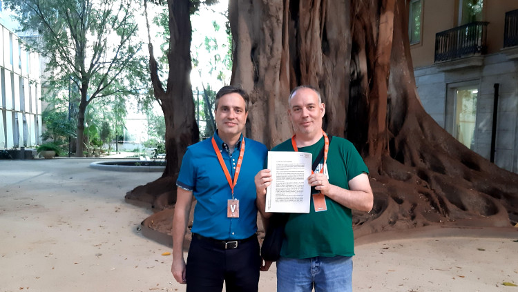 David Folch, a l'esquerra, presenta la ILP per la independència del País Valencià a Les Corts amb Vicent Pallardó. Solidaritat Catalana per la Independència