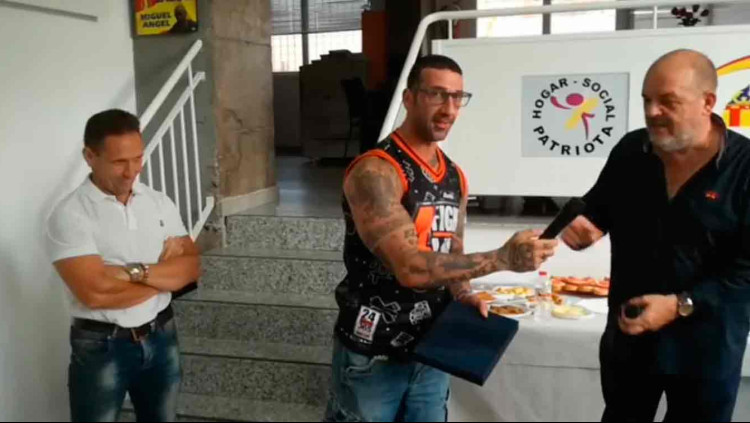 El líder d'Ultras Yomus condemnat per les agressions del 9 d'Octubre rep un guardó d'España 2000 per aquells fets| EL TEMPS