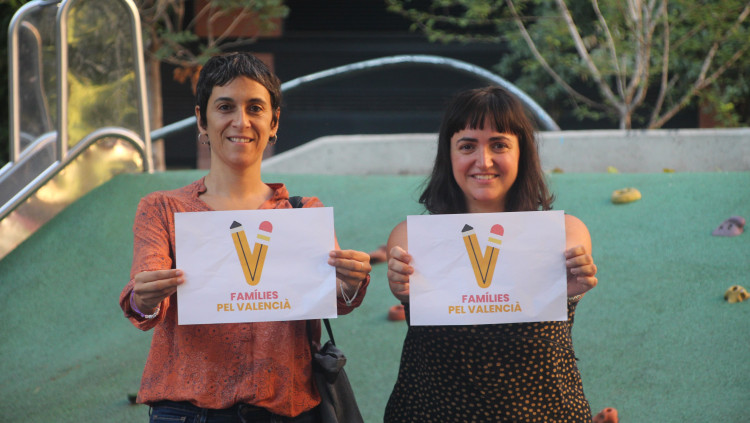 Núria Cerveró i María Jesús Costa, dues mares del CEIP Federico García Lorca involucrades en el col·lectiu Famílies pel Valencià