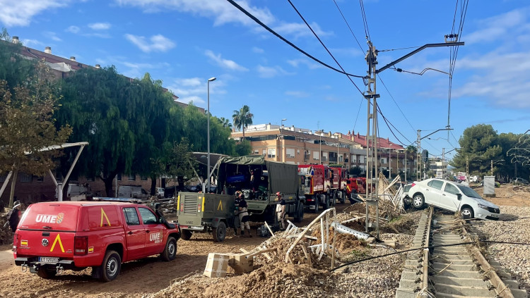 Els vehicles de la UME i de l’exèrcit espanyol a tocar de les vies de metro de Paiporta, a l’ull de l’huracà de la catàstrofe.