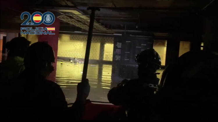 Imatge distribuïda per la policia espanyola en què es veu els membres que participen en la possible recuperació de víctimes mortals a la primera planta del centre comercial Bonaire.